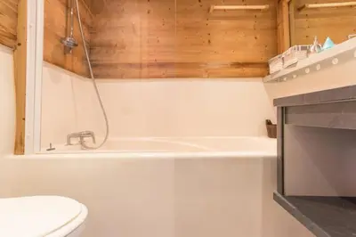 Salle de bains dans l'établissement Résidence Alliet - Charmant duplex mezzanine 6/7 personnes MAE-4934