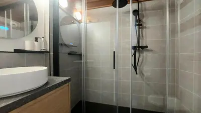 Salle de bains dans l'établissement Résidence Mirantins 2 - Duplex 6 personnes proche Transarc MAE-5794