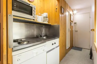 Cuisine ou kitchenette dans l'établissement Résidence Belles Challes - Studio 4 personnes pied des pistes MAE-5954