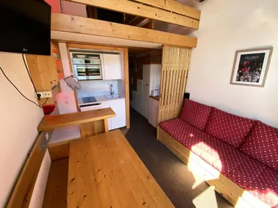 Coin salon dans l'établissement Résidence Mirantins 3 - Studio mezzanine 4 personnes proche Transarc MAE-6084