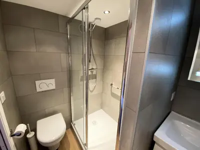 Salle de bains dans l'établissement Résidence Mirantins 3 - Studio mezzanine 4 personnes proche Transarc MAE-6084