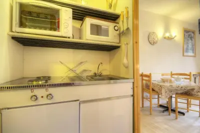 Cuisine ou kitchenette dans l'établissement Résidence Armoise - Studio 3 personnes centre station MAE-6214