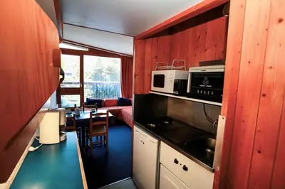 Cuisine ou kitchenette dans l'établissement Résidence Belles Challes - Studio 4 personnes pied des pistes MAE-6464
