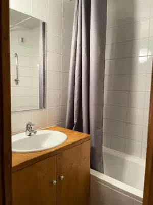 Salle de bains dans l'établissement Résidence Aiguille Grive 3 - Appartement spacieux · Ski aux pieds · Balcon MAE-3954