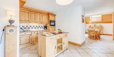 Cuisine ou kitchenette dans l'établissement Résidence Les Alpages - 4 Pièces pour 8 Personnes MAE-7121