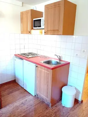 Cuisine ou kitchenette dans l'établissement Terrasses E 206 PARC NAT VANOISE appart 6 pers