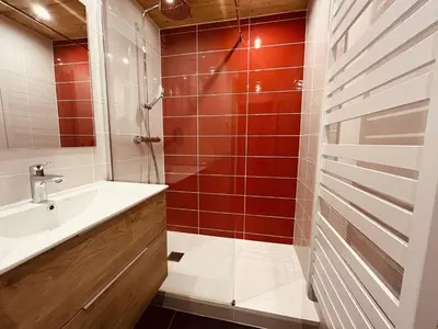 Salle de bains dans l'établissement Vallandry: Apt 2 pièces 34m², 4 pers, proche pistes et centre, casier à skis - FR-1-757-118