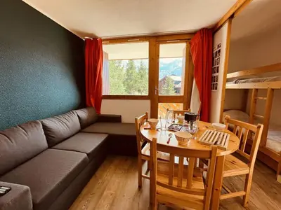 Coin salon dans l'établissement Vallandry: Apt 2 pièces 34m², 4 pers, proche pistes et centre, casier à skis - FR-1-757-118