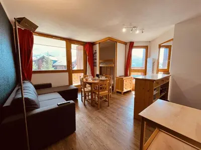 Coin salon dans l'établissement Vallandry: Apt 2 pièces 34m², 4 pers, proche pistes et centre, casier à skis - FR-1-757-118