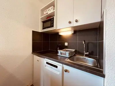 Cuisine ou kitchenette dans l'établissement Vallandry: Apt 2 pièces 34m², 4 pers, proche pistes et centre, casier à skis - FR-1-757-118