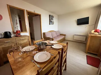 Télévision ou salle de divertissement dans l'établissement Studio rénové de 26 m² pour 4 pers avec balcon, accès pistes, animaux admis - Vallandry - FR-1-757-116