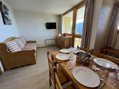 Télévision ou salle de divertissement dans l'établissement Studio rénové de 26 m² pour 4 pers avec balcon, accès pistes, animaux admis - Vallandry - FR-1-757-116
