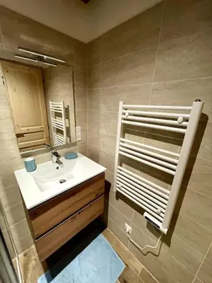 Salle de bains dans l'établissement Studio 4 p avec terrasse proche remontée mécanique