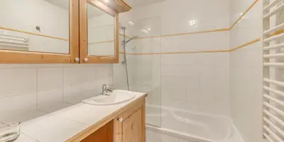 Salle de bains dans l'établissement Résidence Les Alpages - 3 Pièces pour 6 Personnes MAE-4294