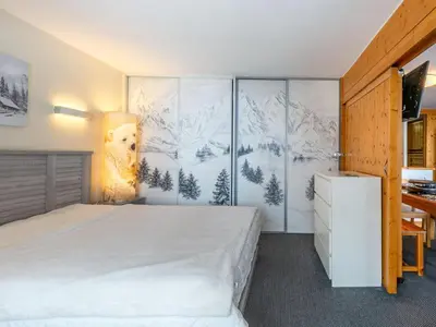 Un ou plusieurs lits dans un hébergement de l'établissement Appartement coquet avec balcon, wifi, 2 pièces, Val-d'Isère - FR-1-694-367