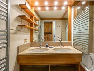 Salle de bains dans l'établissement Appartement coquet avec balcon, wifi, 2 pièces, Val-d'Isère - FR-1-694-367