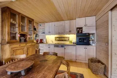 Cuisine ou kitchenette dans l'établissement Chalet Ancolie 2e Appartement cosy dans un chalet