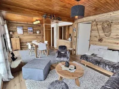Coin salon dans l'établissement Charmant 2 pièces rénové avec Wifi à Val d'Isère pour 4 personnes - FR-1-411-939