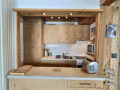 Cuisine ou kitchenette dans l'établissement Charmant 2 pièces rénové avec Wifi à Val d'Isère pour 4 personnes - FR-1-411-939