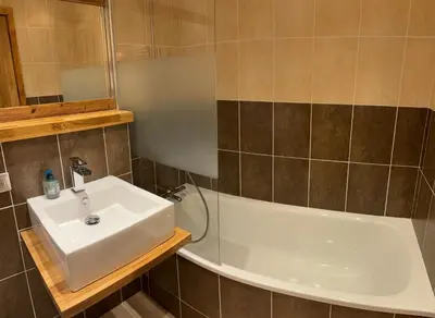 Salle de bains dans l'établissement LES MOUTIERES 3 étoiles - 46m2, SKIS AUX PIEDS, 6 pers TIGNES