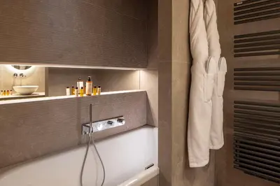 Salle de bains dans l'établissement Chalet privé de Luxe IGLOO avec Piscine Sauna et Cheminée, 4 chambres, 220m2 by HOTEL MONTBLANC