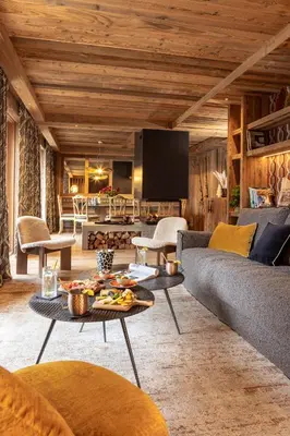 Coin salon dans l'établissement Chalet privé de Luxe IGLOO avec Piscine Sauna et Cheminée, 4 chambres, 220m2 by HOTEL MONTBLANC