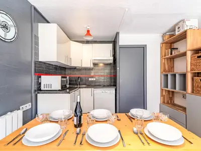 Cuisine ou kitchenette dans l'établissement Studio Les Tommeuses - Val Claret-38 by Interhome