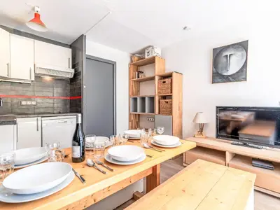 Cuisine ou kitchenette dans l'établissement Studio Les Tommeuses - Val Claret-38 by Interhome