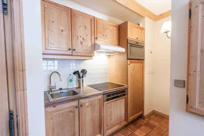 Cuisine ou kitchenette dans l'établissement Arc 1950 - 2 bed ski-in ski-out with stunning views