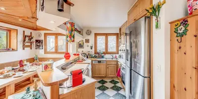 Cuisine ou kitchenette dans l'établissement Chalet Le Prairial - Chalets pour 8 Personnes MAE-0071