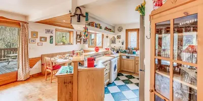 Cuisine ou kitchenette dans l'établissement Chalet Le Prairial - Chalets pour 8 Personnes MAE-0071