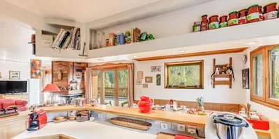 Cuisine ou kitchenette dans l'établissement Chalet Le Prairial - Chalets pour 8 Personnes MAE-0071