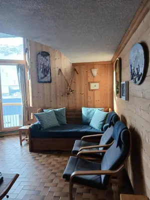 Coin salon dans l'établissement MyHome - Génépis 33 - 4 pax skis aux pieds - Val Claret
