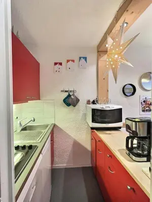 Cuisine ou kitchenette dans l'établissement Résidence Les Andes - Joli 2 pièces en centre-ville de Val D'Isère, proche de toutes commodités MAE-1041