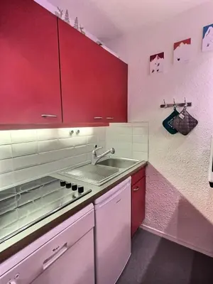 Cuisine ou kitchenette dans l'établissement Résidence Les Andes - Joli 2 pièces en centre-ville de Val D'Isère, proche de toutes commodités MAE-1041
