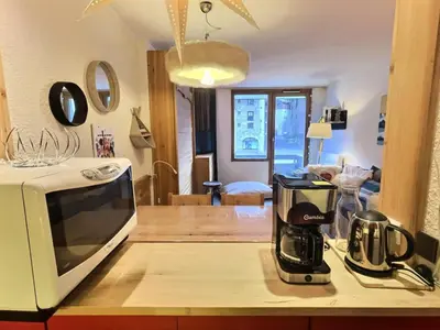 Cuisine ou kitchenette dans l'établissement Résidence Les Andes - Joli 2 pièces en centre-ville de Val D'Isère, proche de toutes commodités MAE-1041