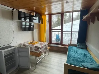 Coin salon dans l'établissement Duplex calme près des pistes avec balcon - FR-1-346-578