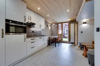 Cuisine ou kitchenette dans l'établissement Appartement Ski aux Pieds 2100m - Le Nid Tignes Val Claret