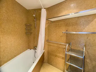 Salle de bains dans l'établissement Studio mezzanine près des pistes, balcon, animaux admis - FR-1-502-516