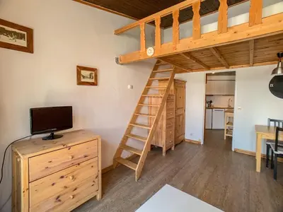 Télévision ou salle de divertissement dans l'établissement Studio mezzanine près des pistes, balcon, animaux admis - FR-1-502-516