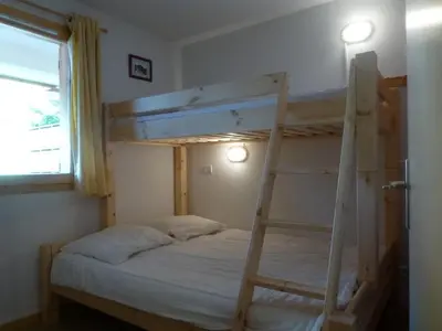 Un ou plusieurs lits dans un hébergement de l'établissement Appartement lumineux avec balcon, 2 chambres, proche des pistes - FR-1-757-112