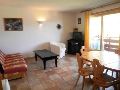 Coin salon dans l'établissement Appartement lumineux avec balcon, 2 chambres, proche des pistes - FR-1-757-112
