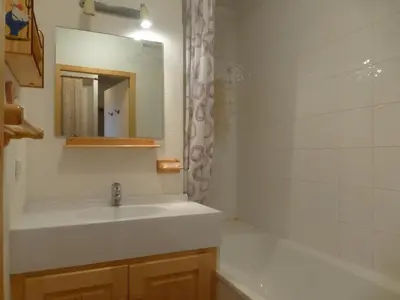 Salle de bains dans l'établissement Appartement lumineux avec balcon, 2 chambres, proche des pistes - FR-1-757-112