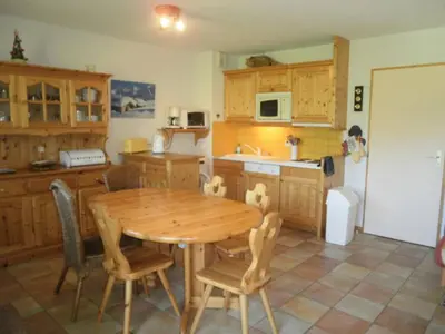 Cuisine ou kitchenette dans l'établissement Appartement lumineux avec balcon, 2 chambres, proche des pistes - FR-1-757-112