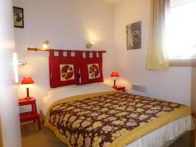 Un ou plusieurs lits dans un hébergement de l'établissement Appartement lumineux avec balcon, 2 chambres, proche des pistes - FR-1-757-112