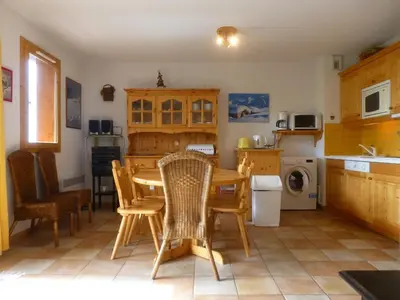 Cuisine ou kitchenette dans l'établissement Appartement lumineux avec balcon, 2 chambres, proche des pistes - FR-1-757-112