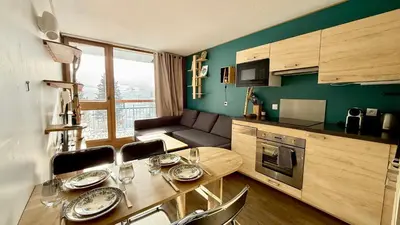 Cuisine ou kitchenette dans l'établissement La Perdrix Blanche Appartement moderne Ski aux pieds - Vue panoramique et chambre séparée - 4 pers - Arcs 2000