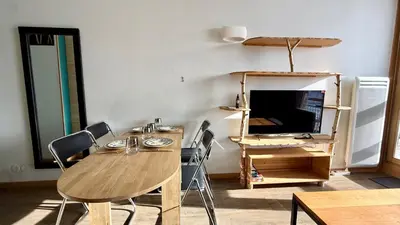 Télévision ou salle de divertissement dans l'établissement La Perdrix Blanche Appartement moderne Ski aux pieds - Vue panoramique et chambre séparée - 4 pers - Arcs 2000