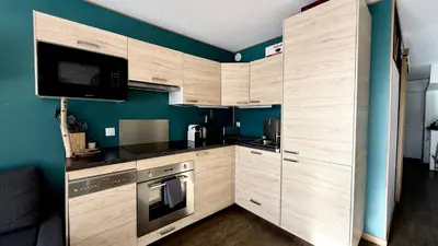 Cuisine ou kitchenette dans l'établissement La Perdrix Blanche Appartement moderne Ski aux pieds - Vue panoramique et chambre séparée - 4 pers - Arcs 2000