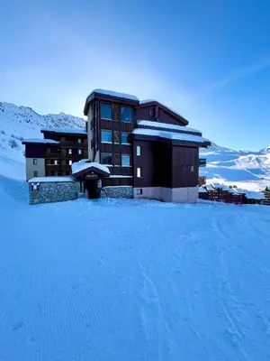 L'établissement BELLE PLAGNE - Pieds des pistes et ESF ! en hiver